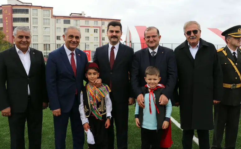 Gürün'de Cumhuriyet'in 103. Yılı Stadyumda Kutlandı