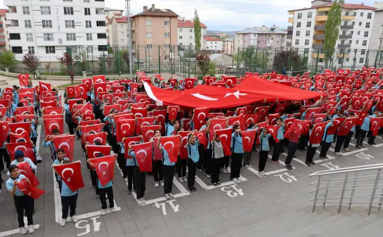 Sivas’ta 900 Öğrenciden Türk Bayraklı Dev Koreografi!