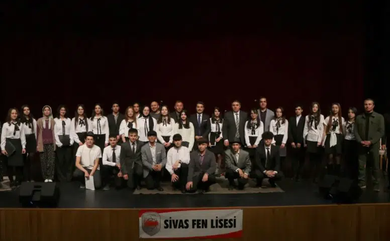 Sivas Fen Lisesi Öğrencilerinden Aşık Veysel’in Hayatını Anlatan Anlamlı Tiyatro Gösterisi
