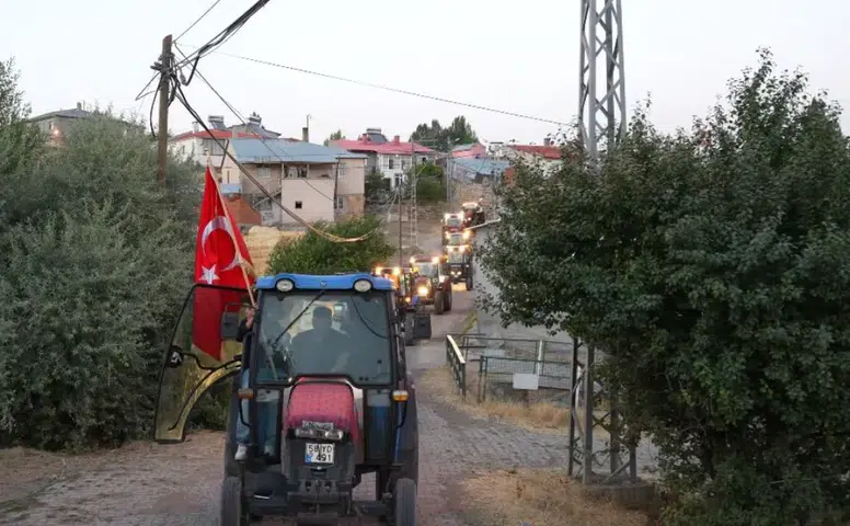 Sivas’ta Damat Gezdirme Geleneği Traktör Konvoyuyla Yaşatılıyor