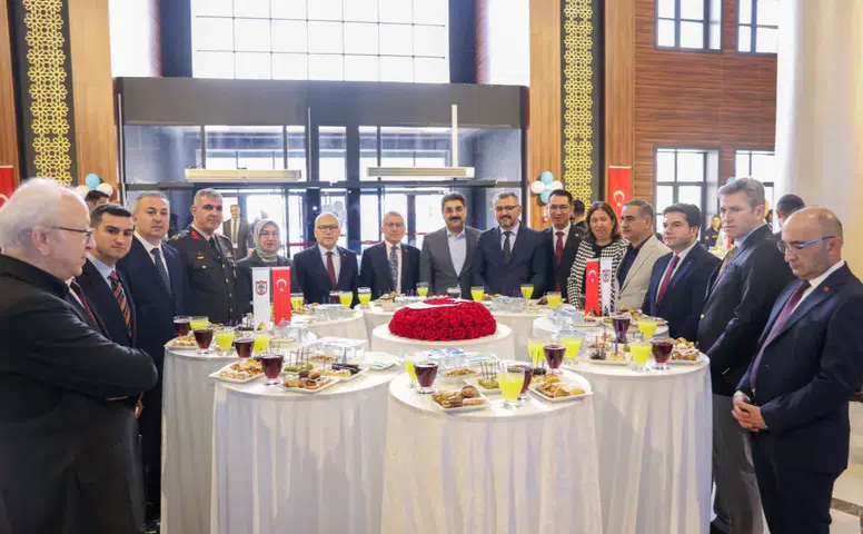Sivas’ta Protokol ve Vatandaşlar Bayramlaşma Programında Bir Araya Geldi