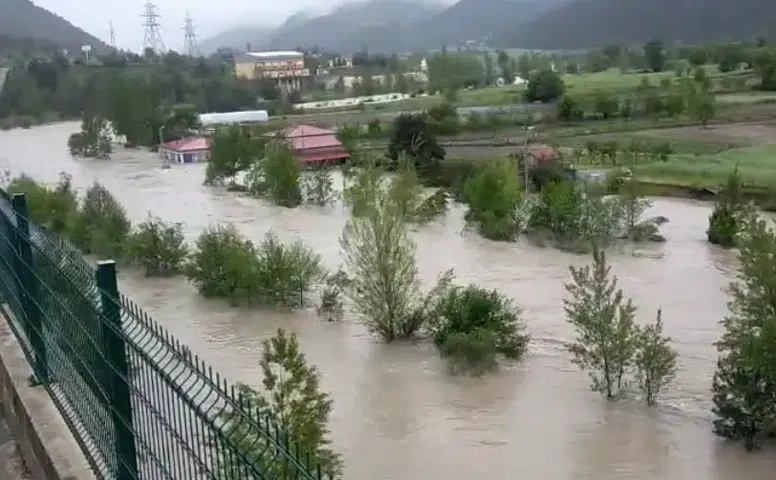 Sivas ve Tokat Sınırında Sel Alarmı: Kelkit Çayı Taştı, Bölgede Hayat Durma Noktasına Geldi