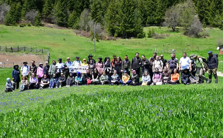 Sivaslı Doğaseverlerden Gümüşhane’de Bahar Yürüyüşü: 12 Kilometrelik Doğa Yolculuğu