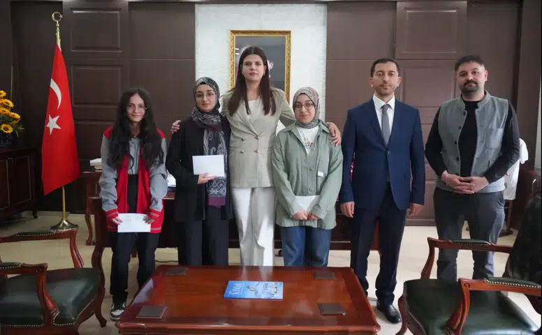 Kangal’da Umre Ödüllü Bilgi Yarışması Başarısı Olan Öğrencilere Ödül