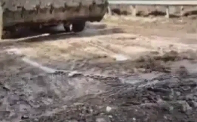 Hafik Tozanlı Grup Yolu’nda Yağış Nedeniyle Tahrip Olan Noktalarda Menfez Çalışması
