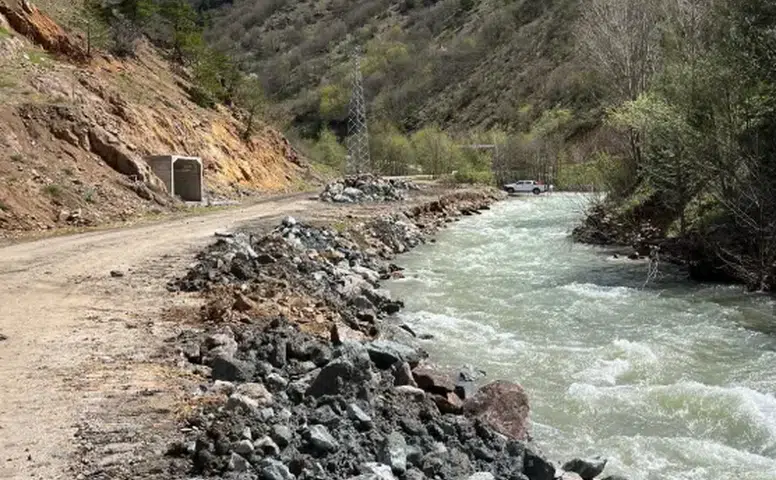 Koyulhisar’da Dere Taşkını Sonrası Köy Yollarında Onarım Çalışması