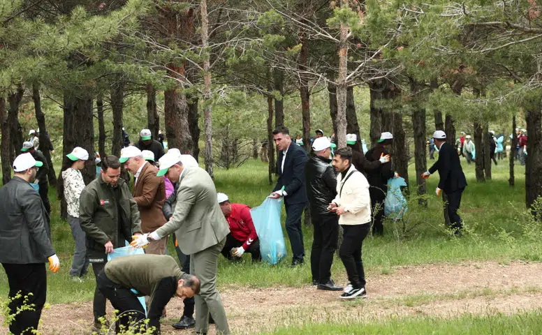 Zara’da Öğrenciler ve Kurum Amirleri “Orman Benim” Kampanyası İçin Sahaya İndi