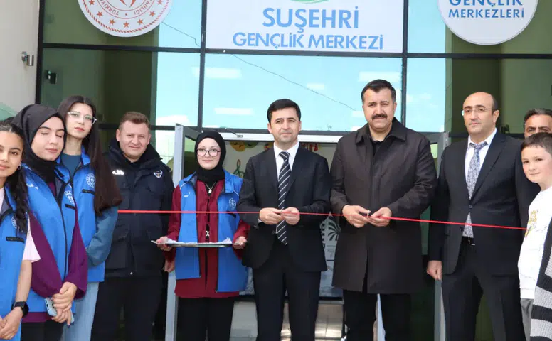Suşehri’nde 19 Mayıs’a Özel Resim Sergisi Ziyarete Açıldı