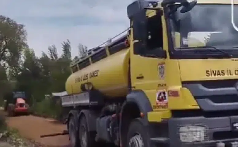 Akıncılar Yağlıçayır Köyü’nde Asfalt Sathi Kaplama Çalışmaları Aralıksız Sürüyor