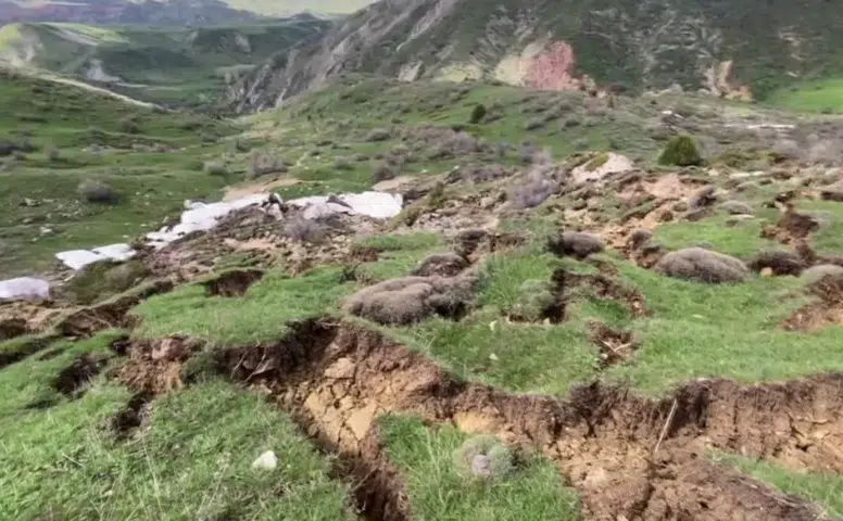 Zara'da Heyelan Endişesi: Dipsizgöl Köyü Yakınlarında Toprak Kayması Meydana Geldi