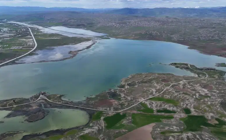 Sivas’ta Yağışlarla Canlanan Tödürge Gölü Taşarak Çevresini Yeşile Bürüdü