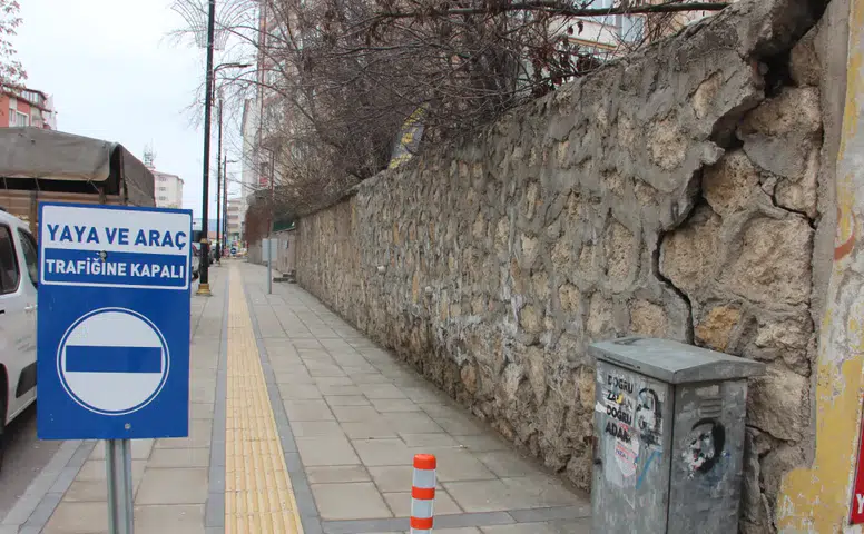 Mevlana Caddesi’ndeki Tehlikeli Duvar Sorunu Çözüldü