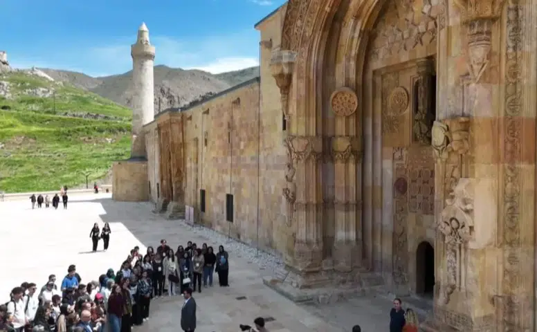 Divriği Ulu Camii ve Darüşşifası’nda “Müzikle Şifa” Ritim Etkinliği