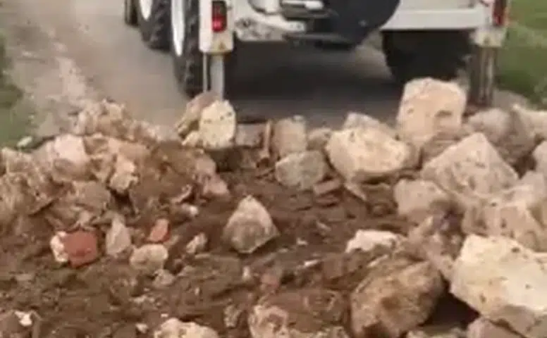Kangal’da Köprü Kenarında Güvenlik İçin Dolgu Çalışması Yapıldı