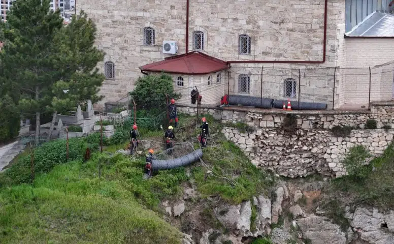Abdülvahabi Gazi Türbesi Çevresinde Kaya Islahı Çalışmaları Devam Ediyor
