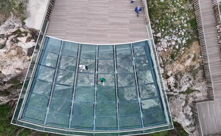 Divriği Cam Seyir Terası Ziyaretçilerine Adrenalin Dolu Anlar Yaşatıyor
