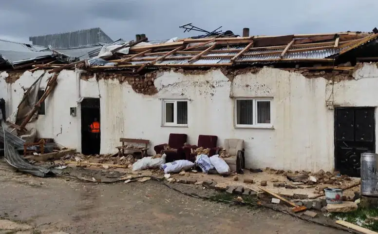 Sivas’ta Kuvvetli Rüzgâr Çatılara Zarar Verdi