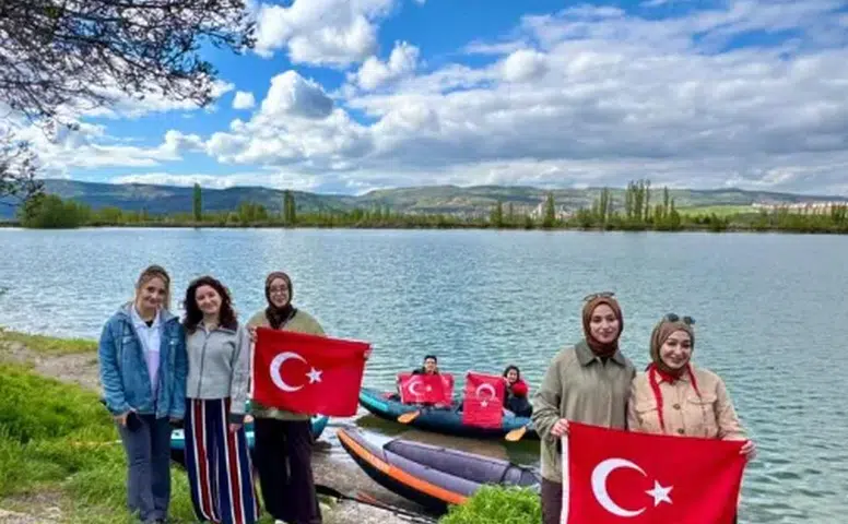 Serpincik Göleti’nde 19 Mayıs Coşkusu: Gençlerden Bayraklı Kano Gösterisi