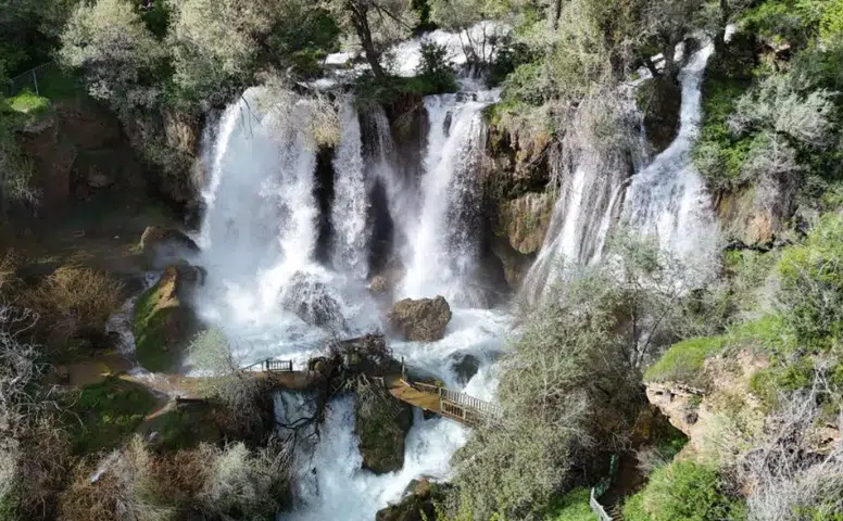 Sızır Şelalesi Baharla Coştu, Ahşap Köprü Suyun Şiddetine Dayanamadı