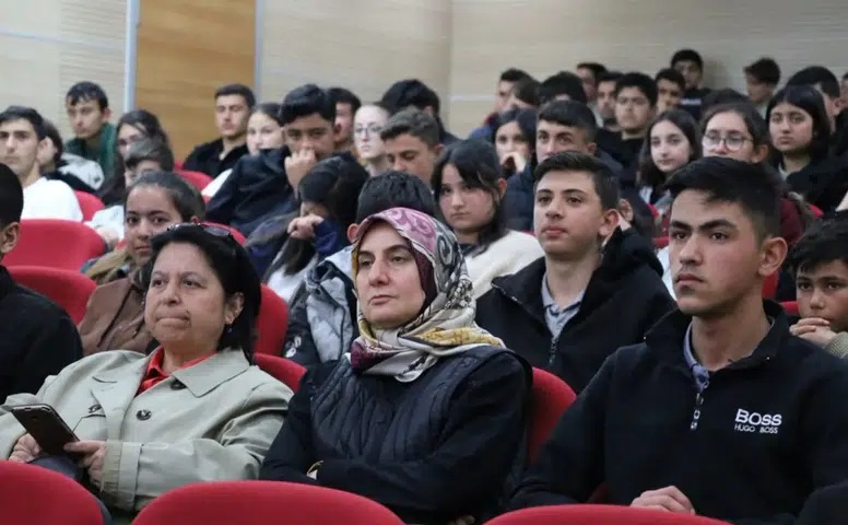 Koyulhisar’da Ahmet Anapalı Söyleşisine Yoğun İlgi