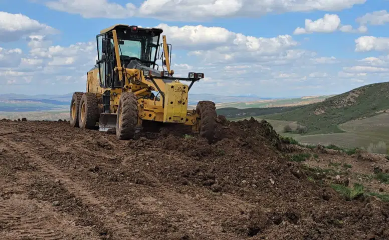 Şarkışla’da Tehlike Oluşturan Virajda Yol Düzenleme Çalışması Başlatıldı