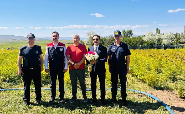 Kaymakam Koca, Tatlıcak Mezrası’ndaki Şakayık Bahçesini İnceledi