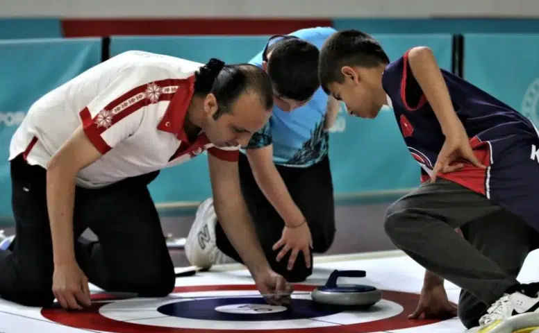 Sivas’ta Okul Sporları Floor Curling Türkiye Şampiyonası Heyecanı Sürüyor
