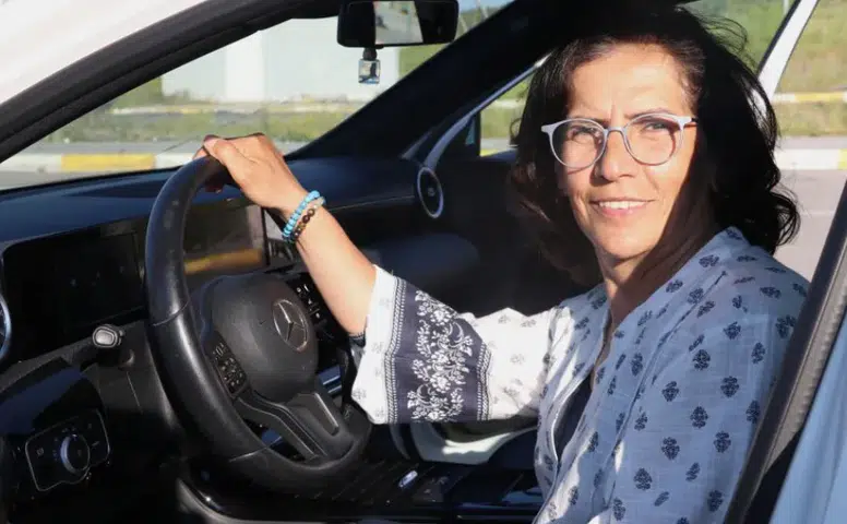 Sivas’ta 56 yaşındaki kadın, annesinin mezarını ziyaret edebilmek için ehliyet aldı, sevincini Kafkas dansıyla kutladı