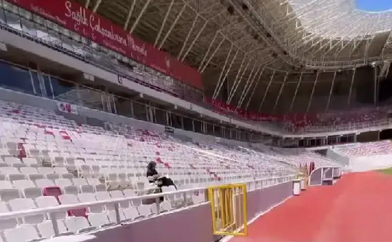 4 Eylül Stadyumu’nda Duygulandıran An: Tribünde Kur’an-ı Kerim Okuyan Teyze ve Sivasspor’un Zorlu Süreci
