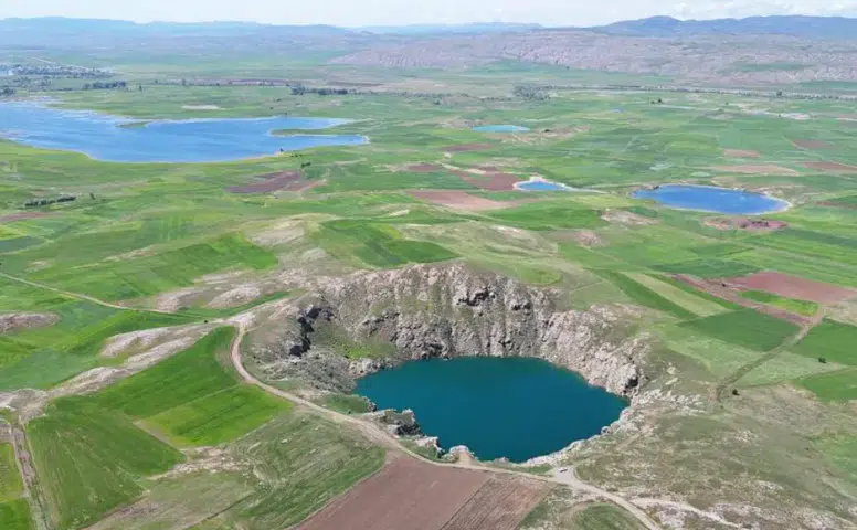 Sivas Kızılçan Gölü Yağışlarla Yeniden Canlandı: Turkuaz Rengine Kavuşan Doğal Güzellik Dronla Görüntülendi
