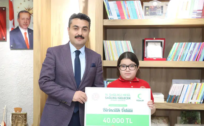 Türkiye Birincisi Sümeyye Azra Koçyiğit’ten Millî Eğitim Müdürü Erdoğan’a Ziyaret