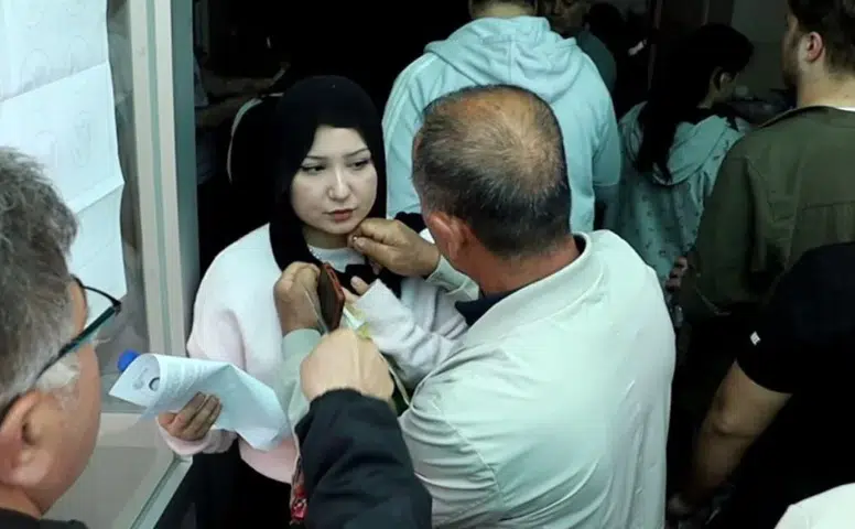 Sivas’ta YKS Öncesi İlginç Anlar: İnci Kolyesini Çıkarmak İçin Kesmek Zorunda Kaldılar