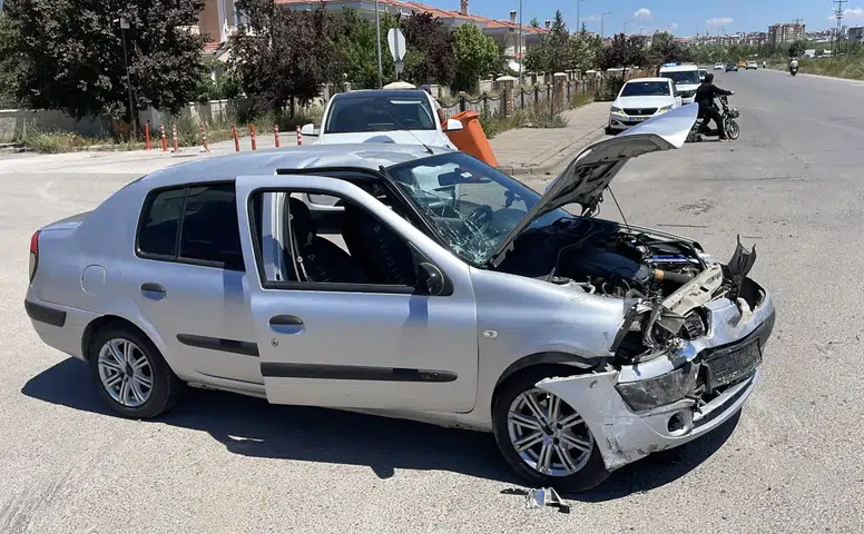 Şiddetli Çarpışmanın Sesi Tüm Mahalleyi Sokağa Döktü! Sivas’ta Flaş Trafik Kazası!