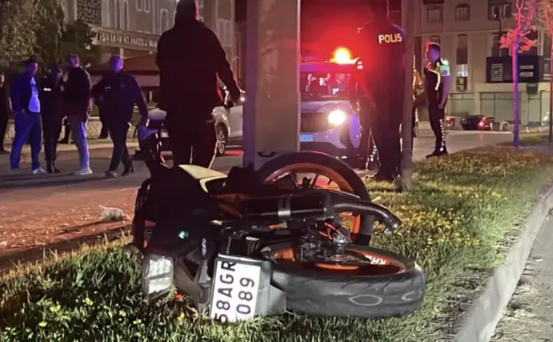 Sivas’ta aydınlatma direğine çarpan motosikletteki 2 kişi yola savruldu