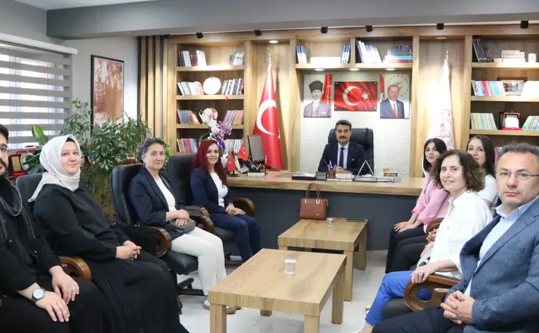 eTwinning Sivas Dergisi, Millî Eğitim Müdürü Fatih Erdoğan’a Takdim Edildi