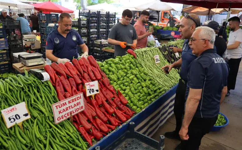 Sivas’ta Zabıta Ekiplerinden Pazar Denetimi: Esnafın Gramaj Kontrolü Tam Not Aldı