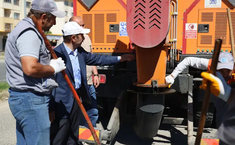 Şarkışla Belediyesi'nden 2.4 Milyonluk Dev Yatırım: Asfalt Robotu İş Başında