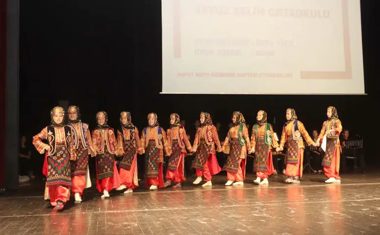 Sivas’ta Halk Oyunları ve Halk Müziğiyle Kültür Şöleni Yaşandı
