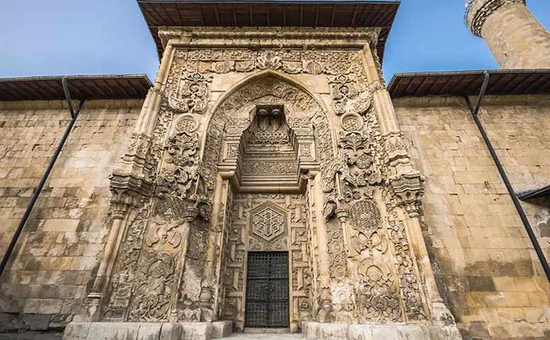 Anadolu'nun En Gizemli Yapısı Sivas'ta: 800 Yıllık Şifre Taşlara İşlenmiş