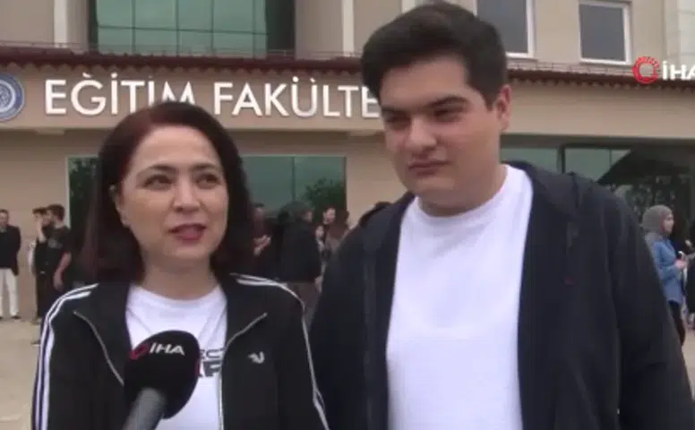 Sivas’ta 47 Yaşındaki Anne ile 18 Yaşındaki Oğlu YKS Heyecanını Birlikte Yaşadı