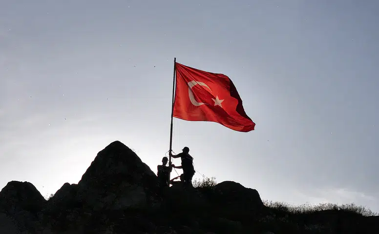 Sivas'ta Hevük Kalesi'nin Zirvesinde Şanlı Bayrağımız Yenilendi