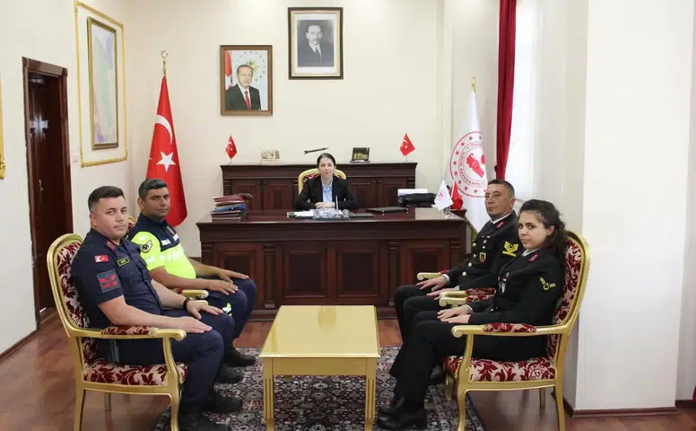 Hafik'te Jandarmadan Sürpriz Ziyaret! Makam Odasında Duygusal Anlar!