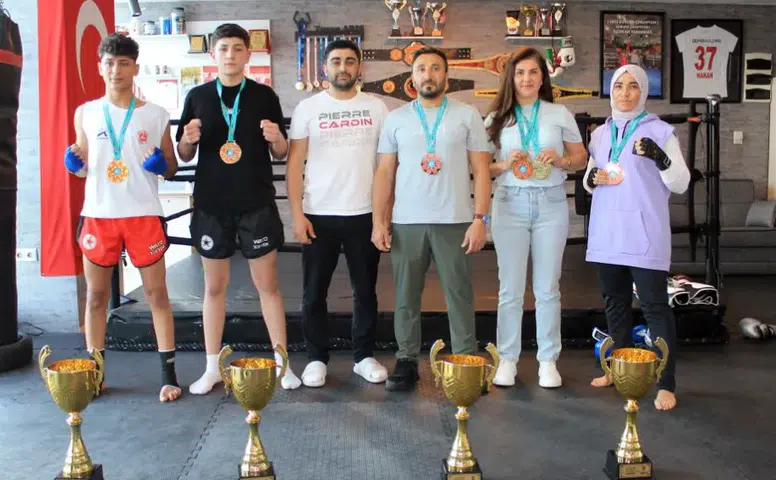 Sivaslı Sporculardan WAKO Dünya Kupası’nda Büyük Başarı: 4 Kupa, 5 Madalya ile Döndüler