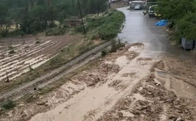 Sivas'ta Sağanak Yağış Sele Dönüştü: Köy Yolları ve Tarım Arazileri Zarar Gördü