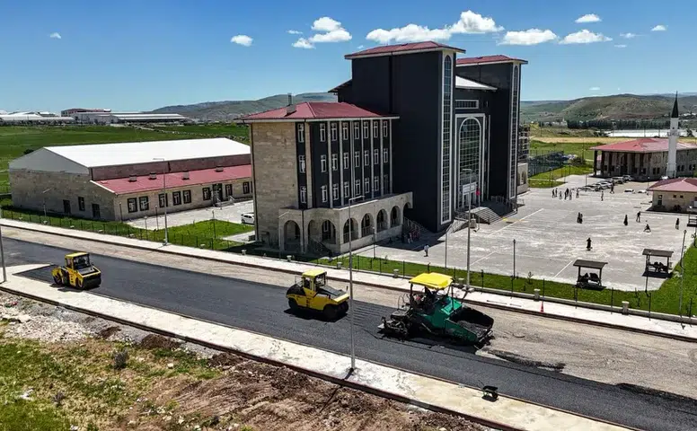 Sivas Belediyesi'nden Okul Çevresine Dev Hizmet: Asfalt Mesaisi Başladı