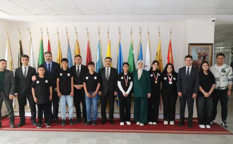 Köy Okulundan Türkiye Şampiyonluğu: Sivaslı Öğrenciler Bilardoda Zirveye Çıktı