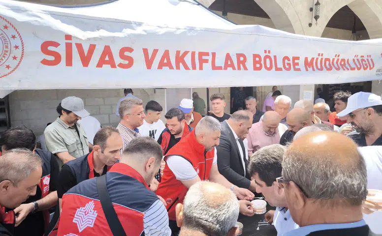 Sivas Vakıflar Bölge Müdürlüğü'nden Anlamlı İkram! Yüzlerce Vatandaş Sıraya Girdi!