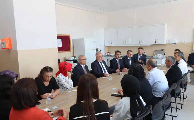 Şehit Erkan Sakal İlkokulu'nda Tarihi Anlar! İlk Kez Karne Alan Miniklerin Heyecanı Görülmeye Değerdi!