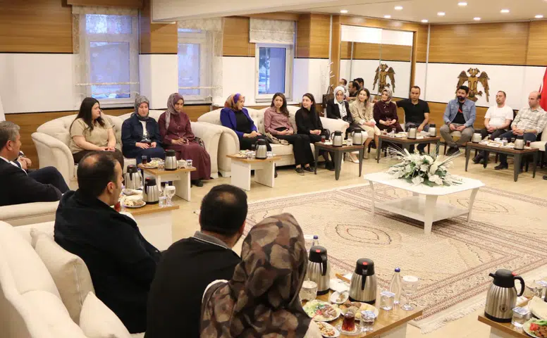 Fatih Erdoğan, Köy Okulu Öğretmenleriyle “Kalemden Kelama” Programında Bir Araya Geldi