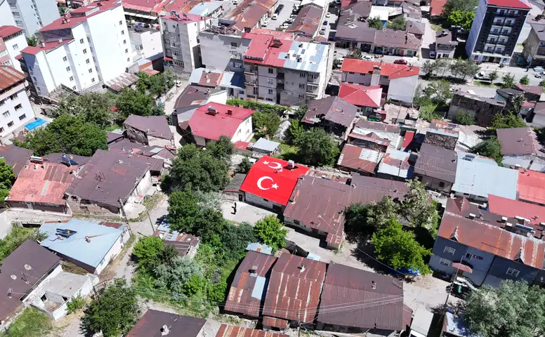 Sivas'ta Görenler Dönüp Bir Daha Bakıyor! Çatıyı O Halde Görenler...